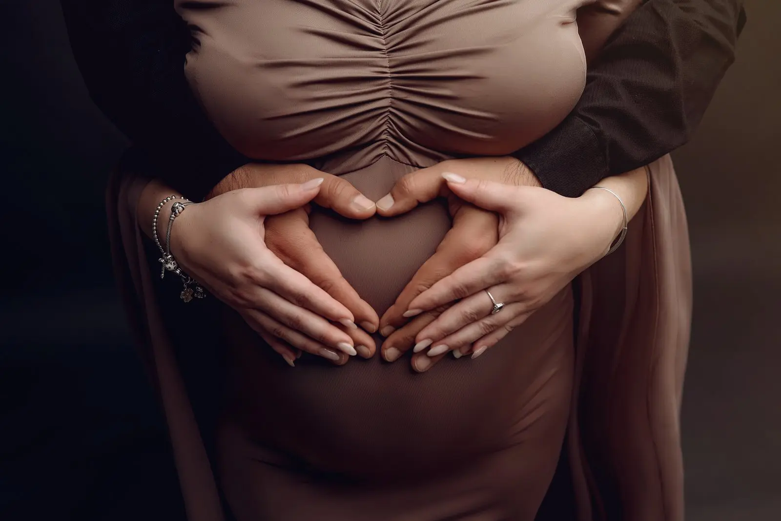 צילום הריון עם פרחים