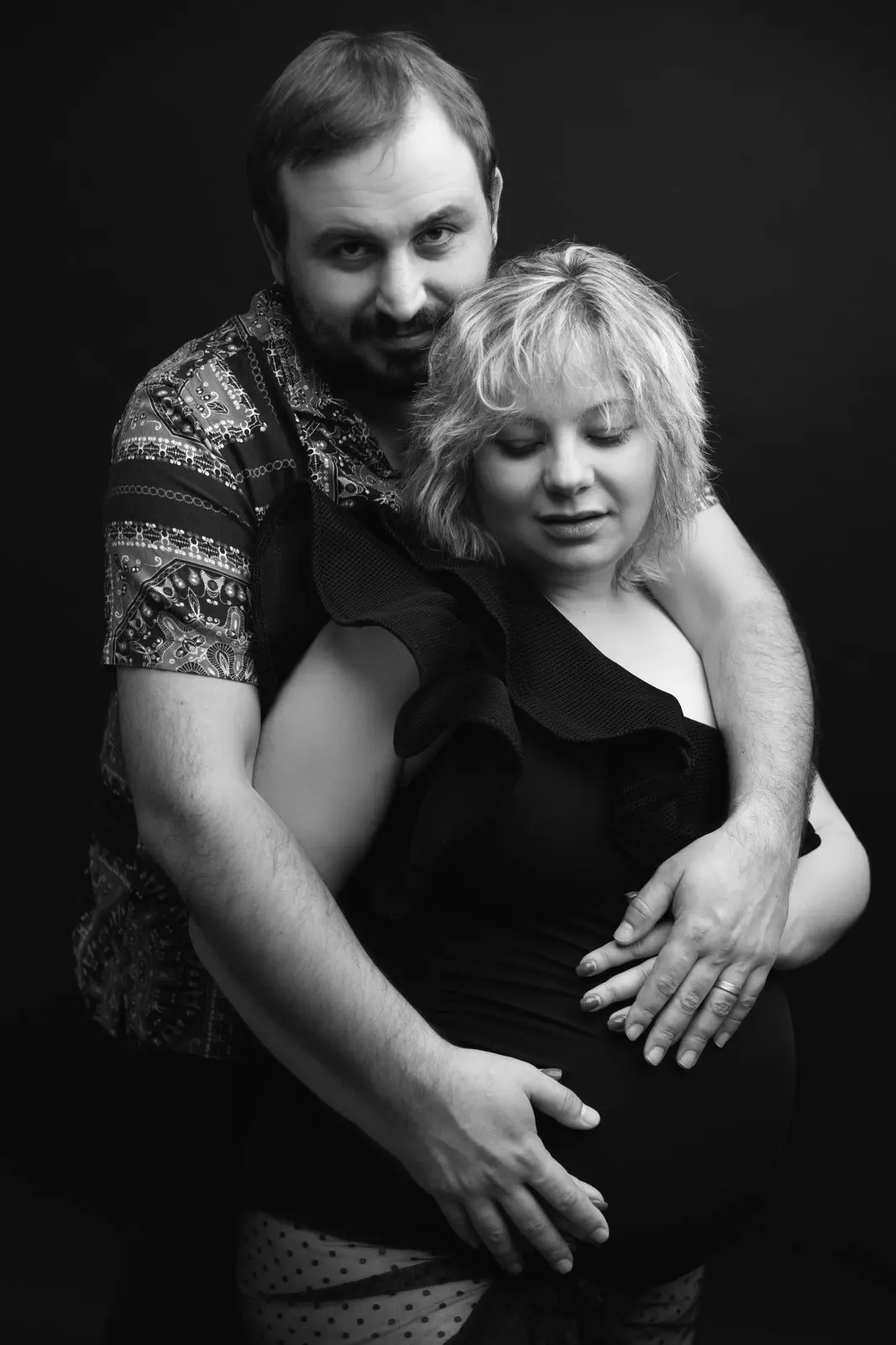 צילומי הריון עם שמלות בסטודיו