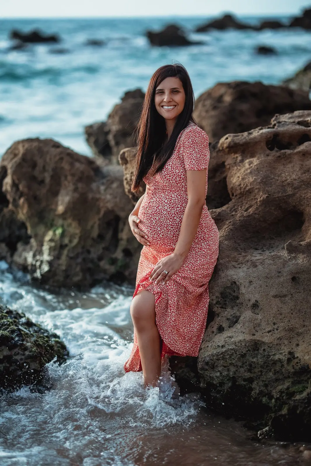 צילום הריון עם פרחים בטבע