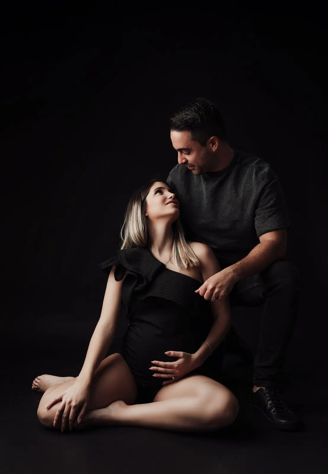 צילומי הריון אומנותיים בסטודיו