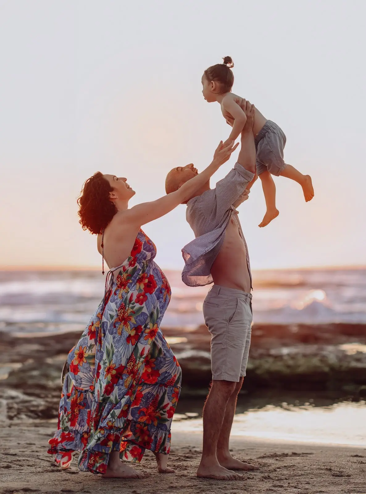 צילומי הריון עם בני משפחה בטבע