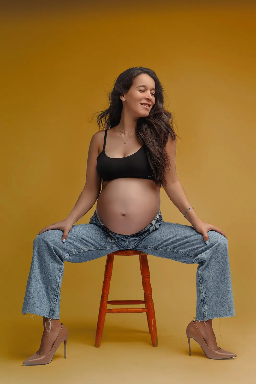 צילומי הריון עם בגדי הריון בסטודיו