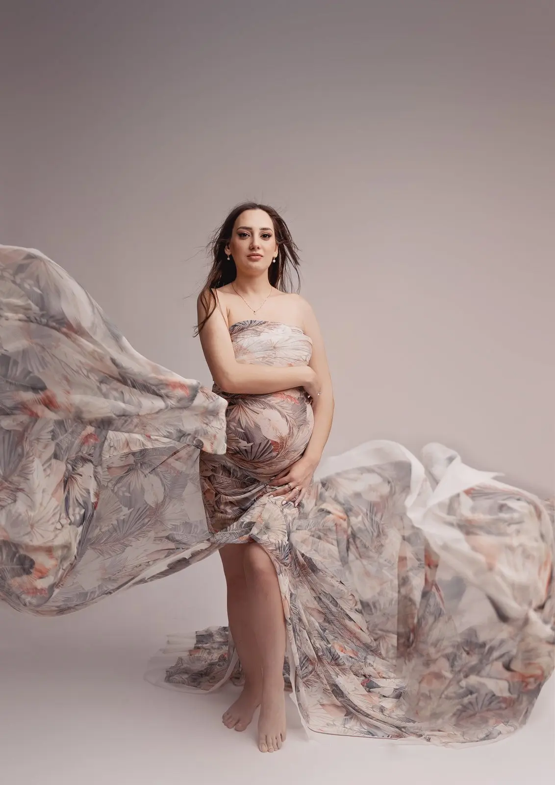 צילום הריון בסגנון אומנותי בסטודיו