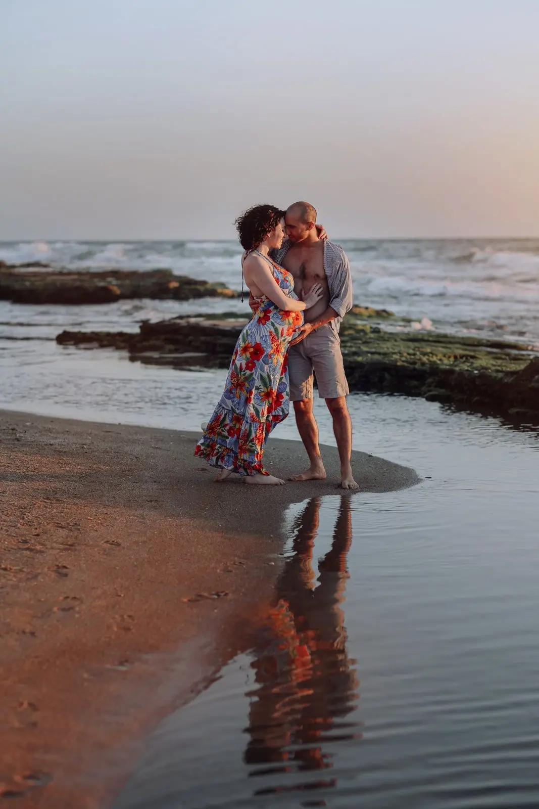 צילום הריון עם בן זוג בטבע