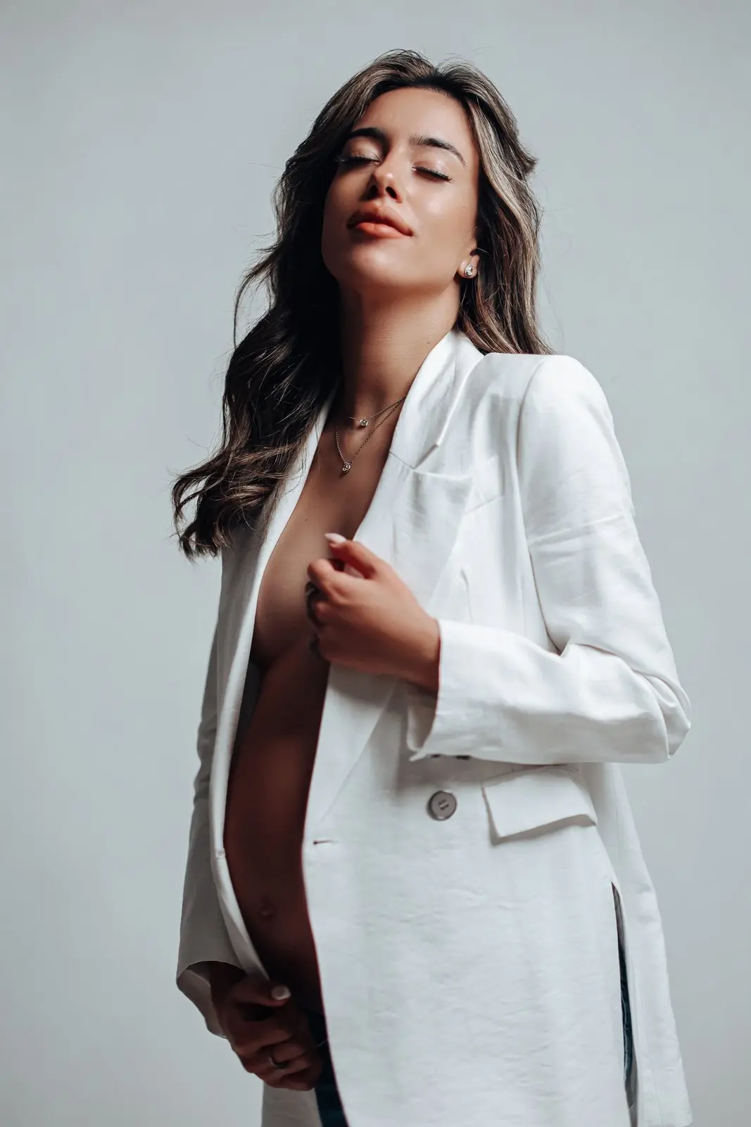 צילומי הריון בסגנון רומנטי בסטודיו