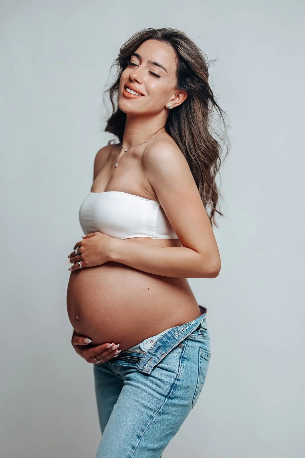 צילומי הריון טבעיים בסטודיו