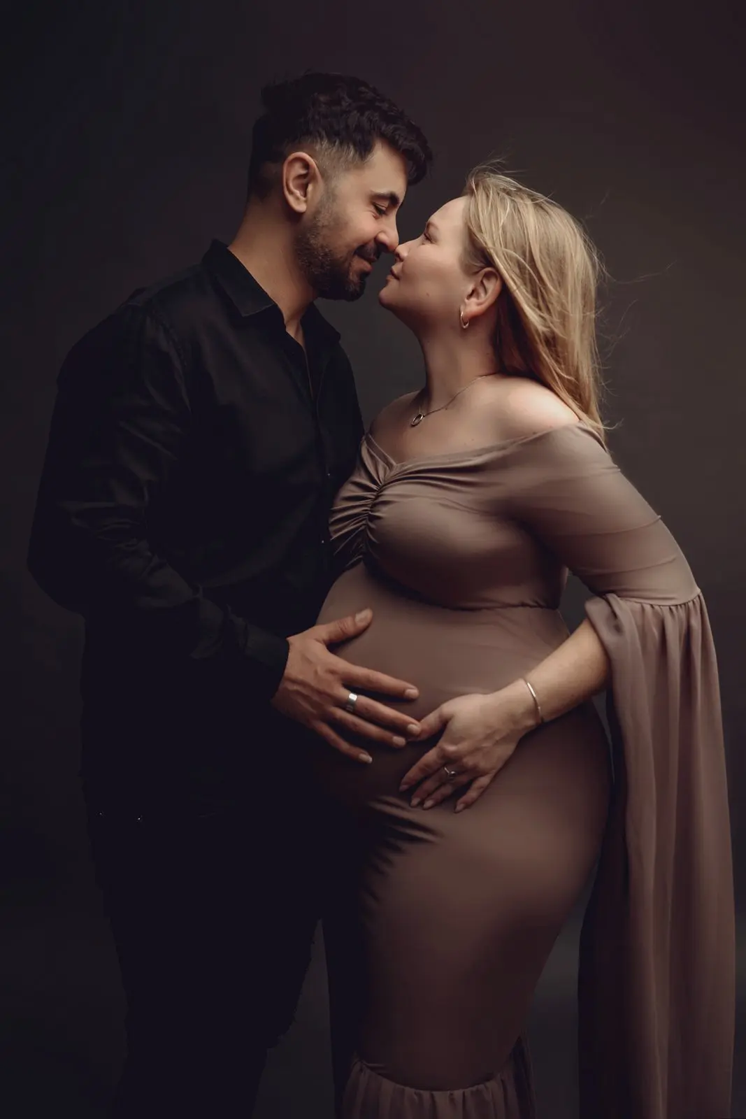צילומי הריון וזוגיות בסטודיו
