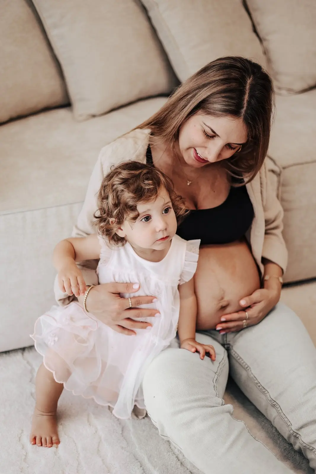 צילומי הריון בסגנון נקי בבית