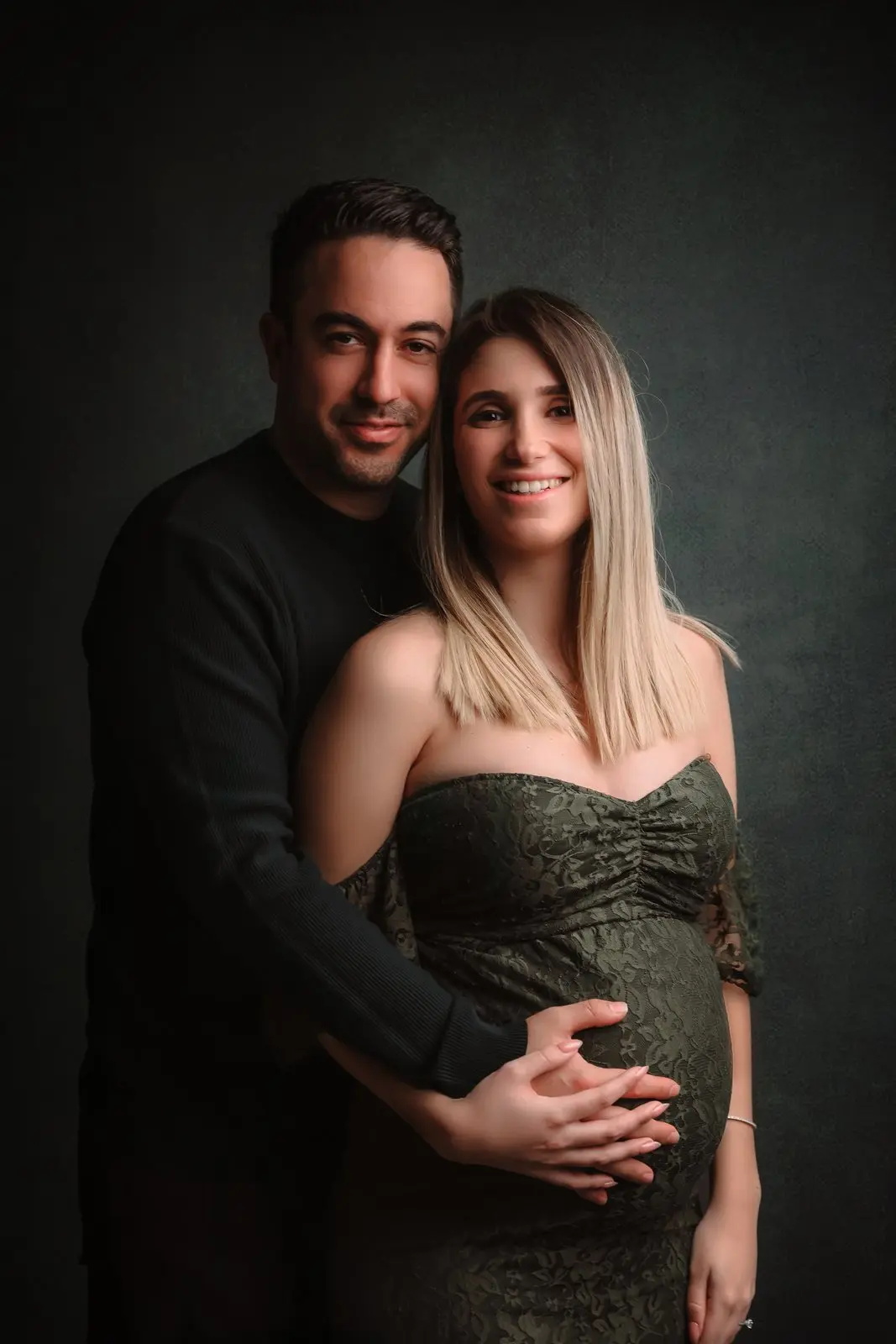 צילומי הריון עם צבעים חמים בסטודיו