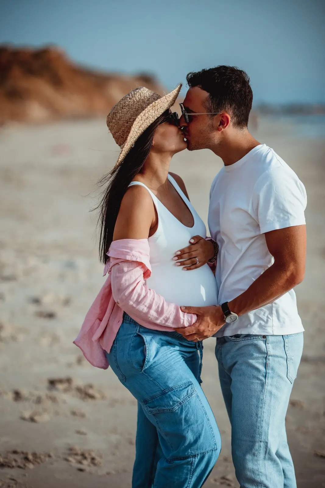 צילום הריון עם בגדי הריון בטבע