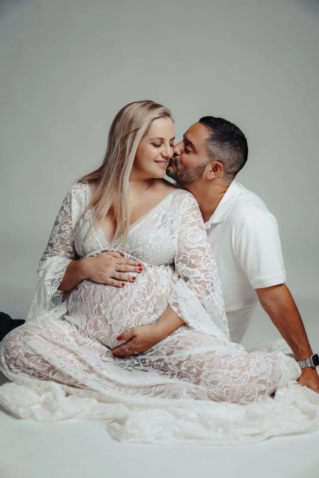 צילומי הריון מינימליסטיים בסטודיו