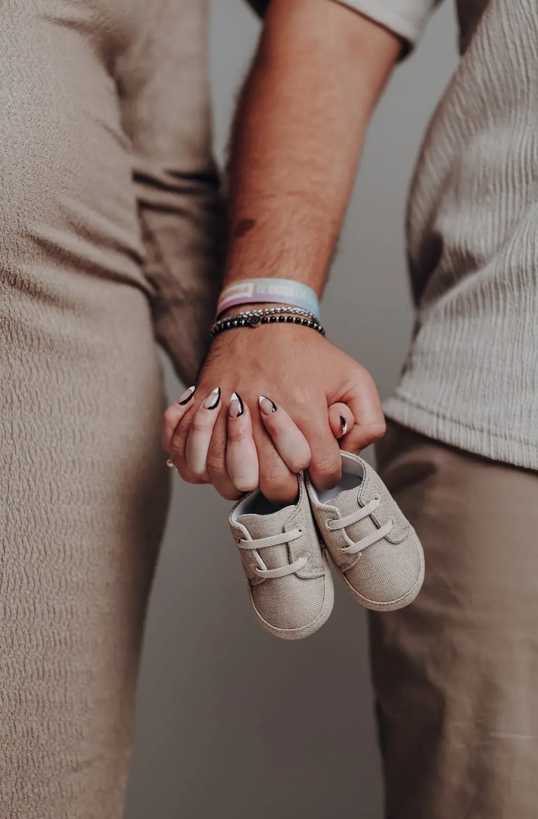 צילומי הריון עם רקעים מיוחדים בסטודיו