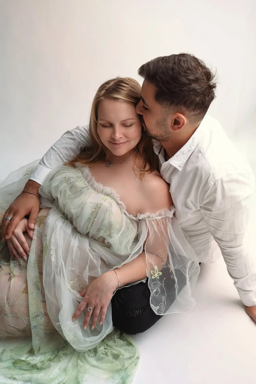 צילומי הריון עם שמלת תחרה בסטודיו