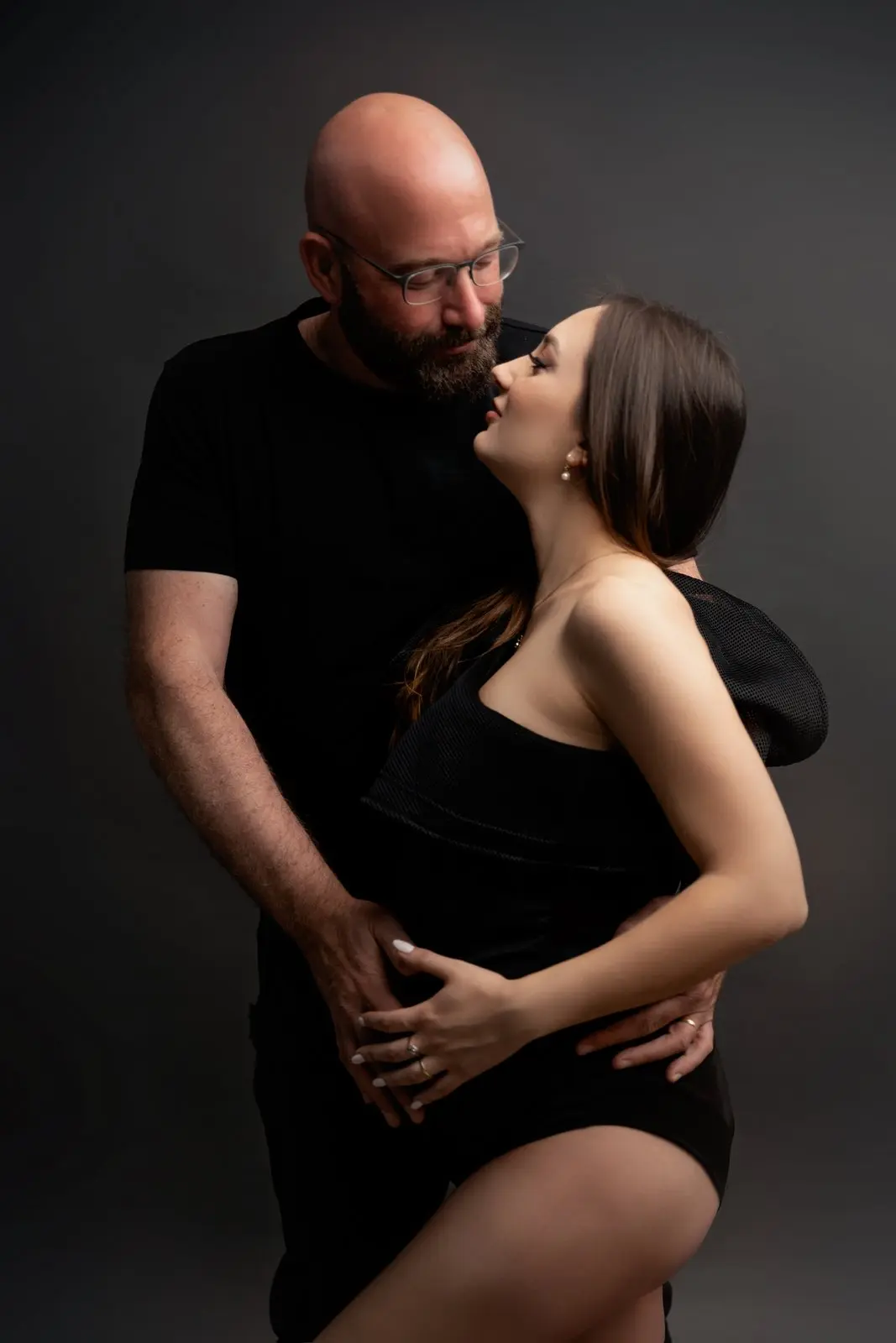 צילום הריון עם שמלות בסטודיו