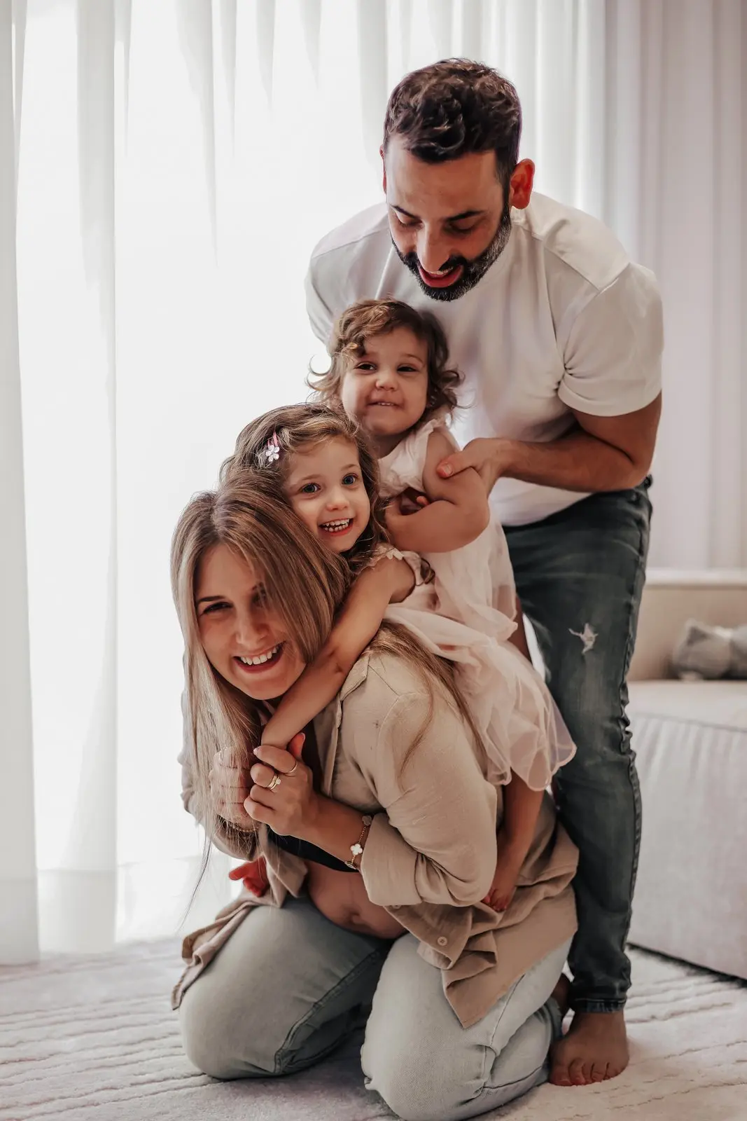 צילומי הריון אלגנטיים בבית