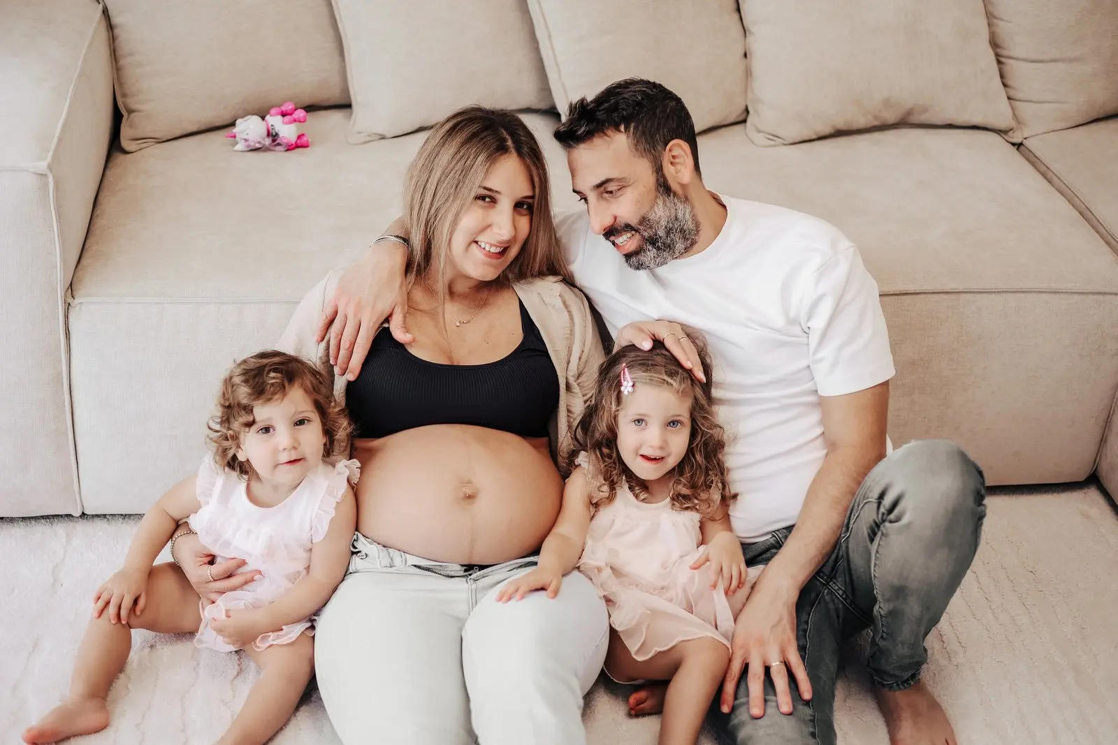 צילומי הריון בסגנון רומנטי בבית