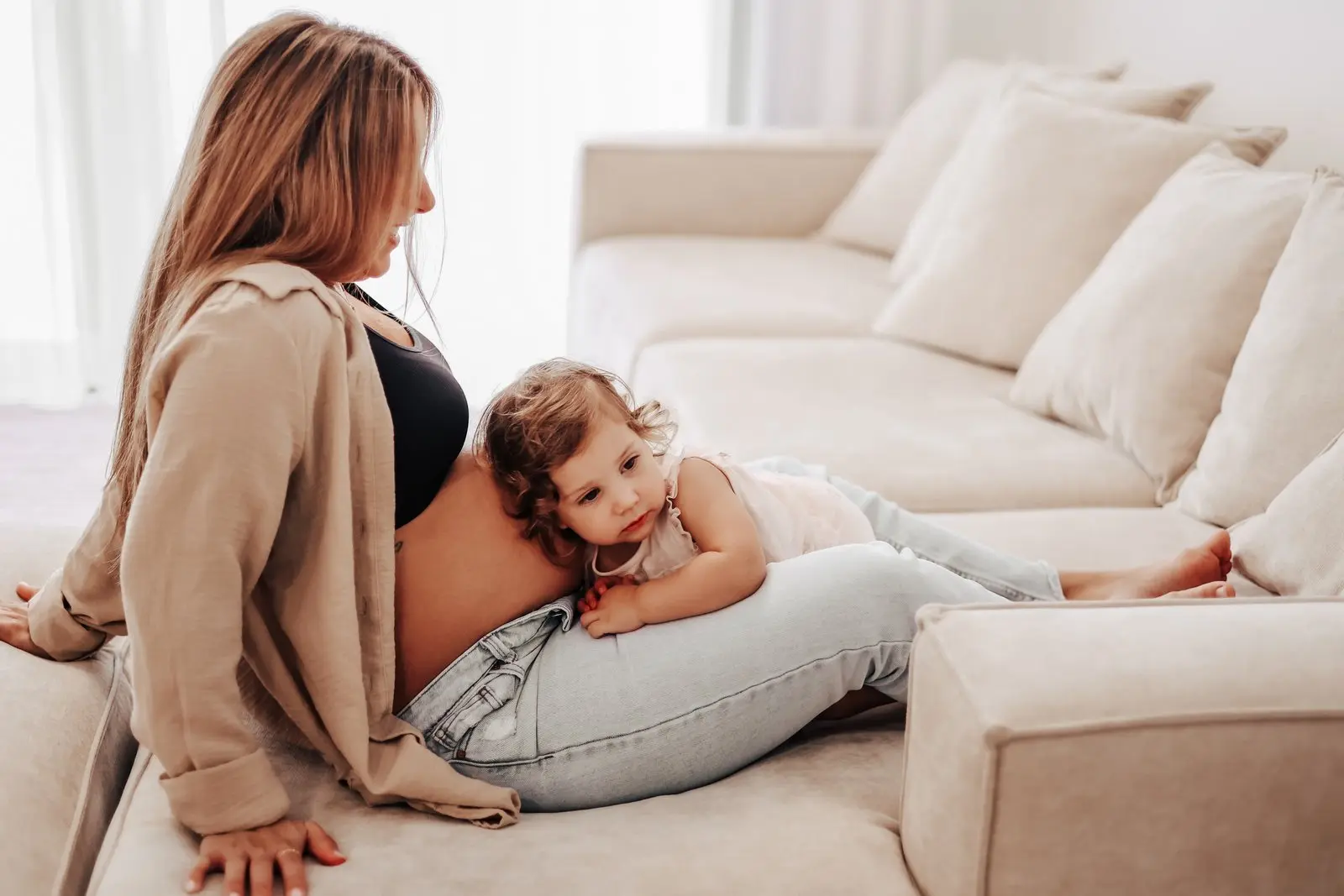 צילומי הריון עם ילדים בבית