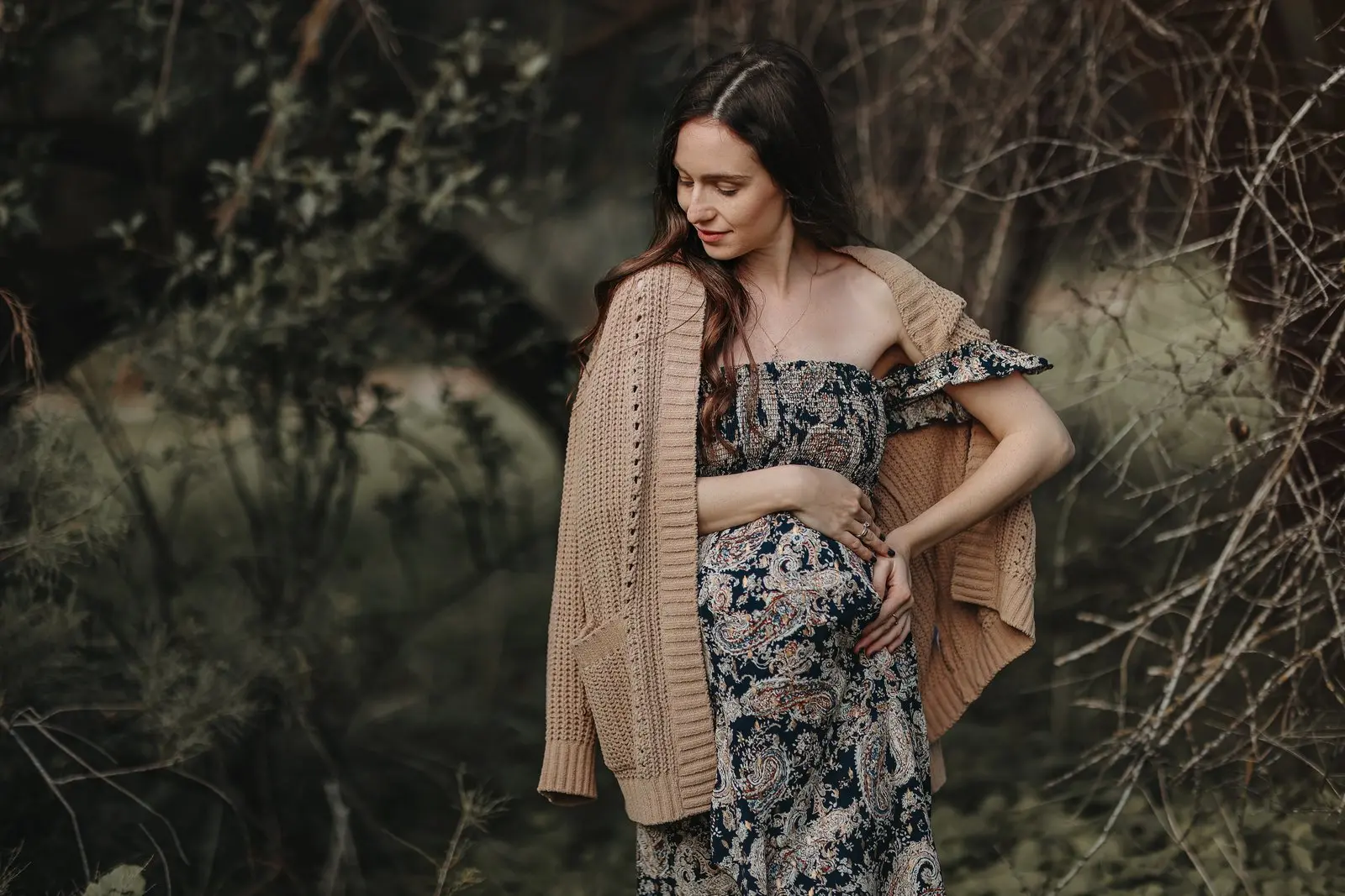 צילומי הריון עם צבעים חמים בטבע