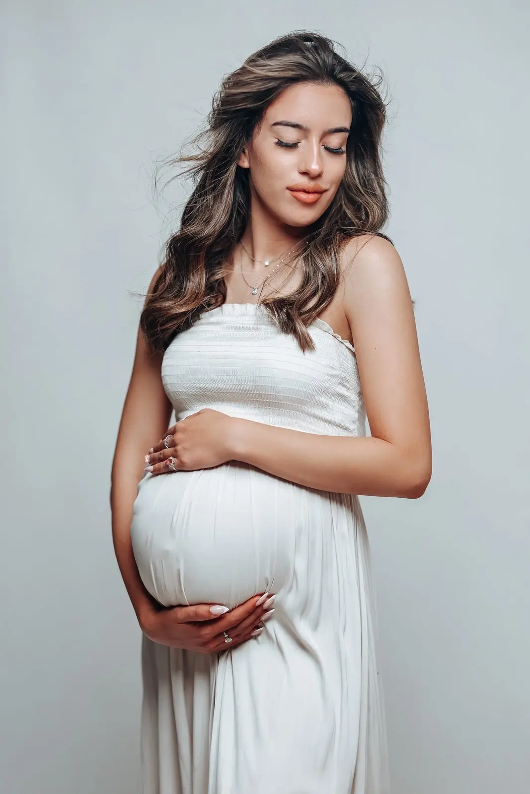 צילום הריון עדין בסטודיו