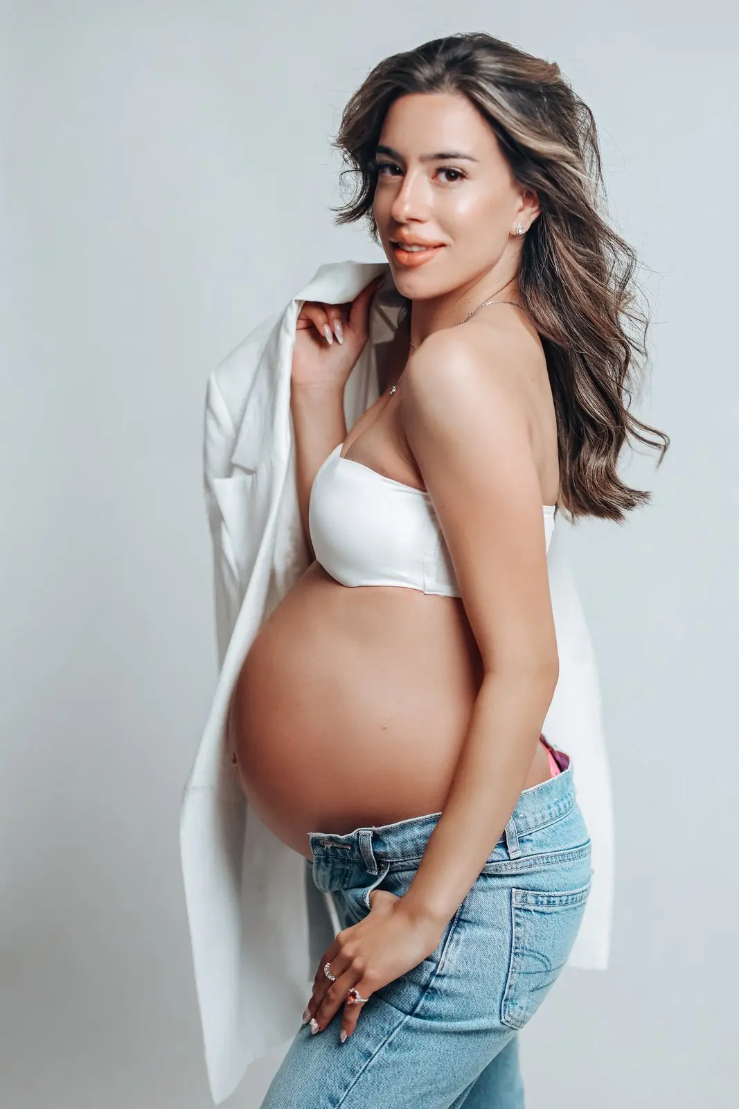 צילום הריון עם בגדי הריון בסטודיו