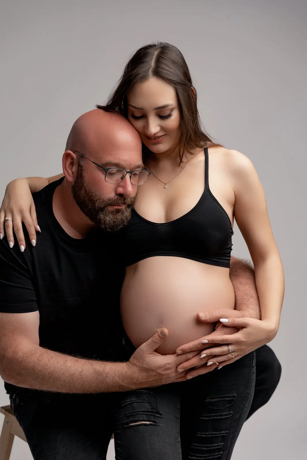 צילומי הריון בסגנון אומנותי בסטודיו