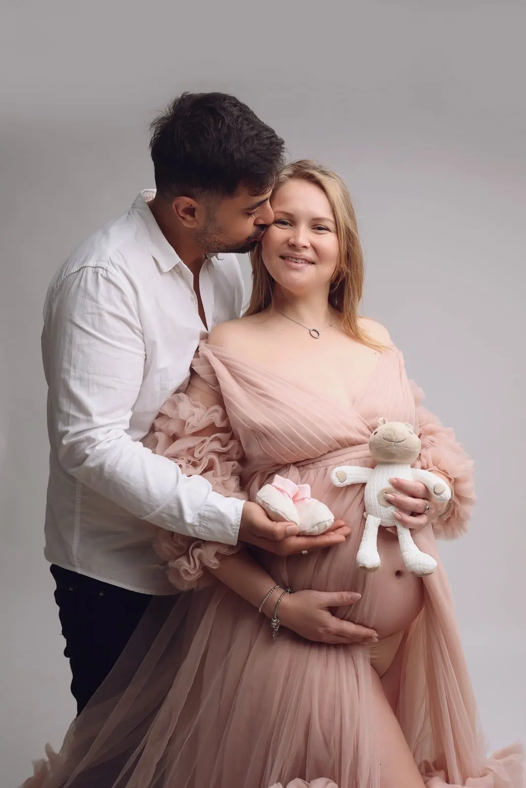 צילום הריון באווירה קסומה בסטודיו