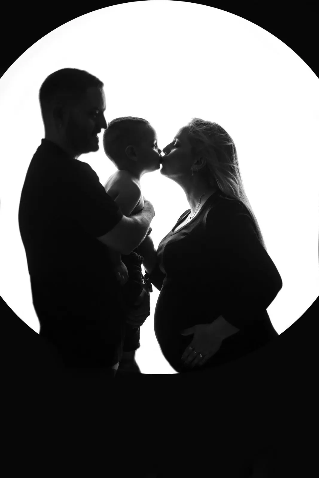 צילום הריון עם צבעים חמים בסטודיו