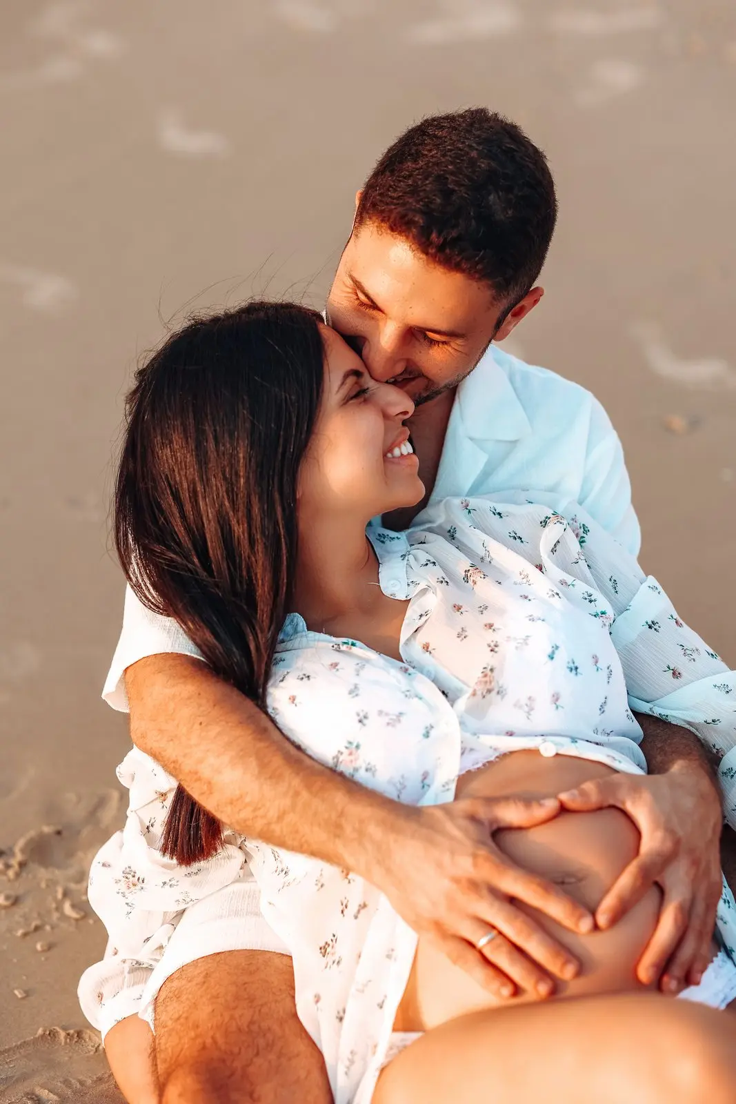 צילום הריון עם שמלת תחרה בטבע