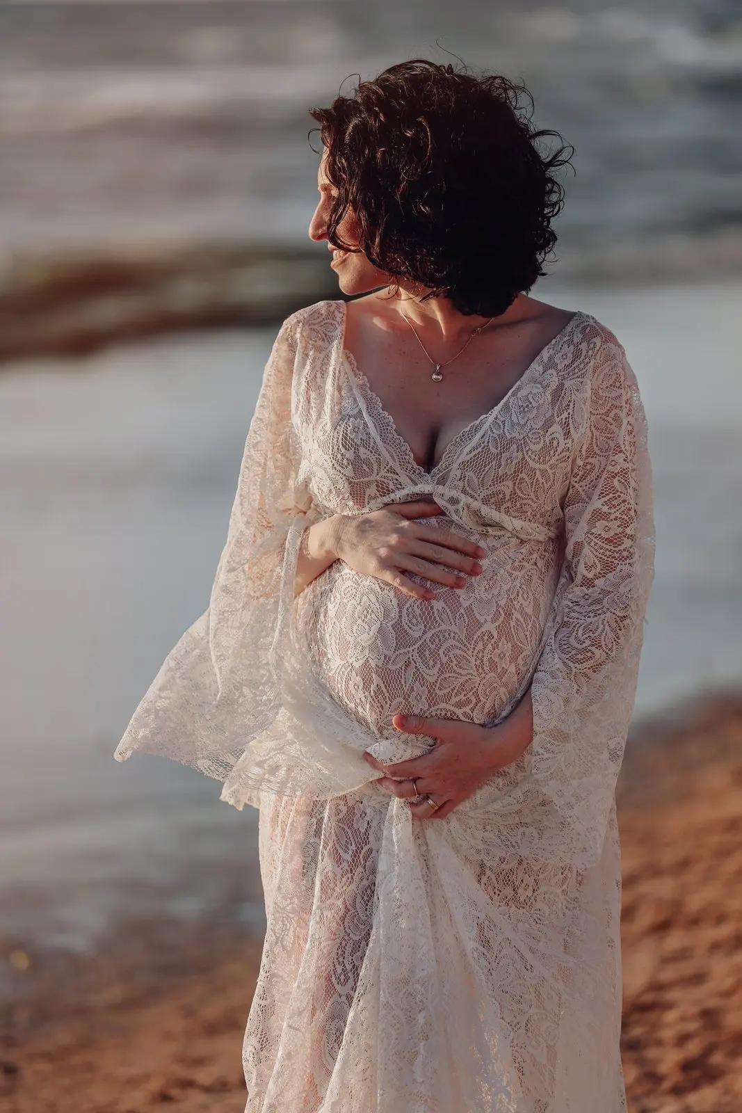 צילום הריון אלגנטי בטבע