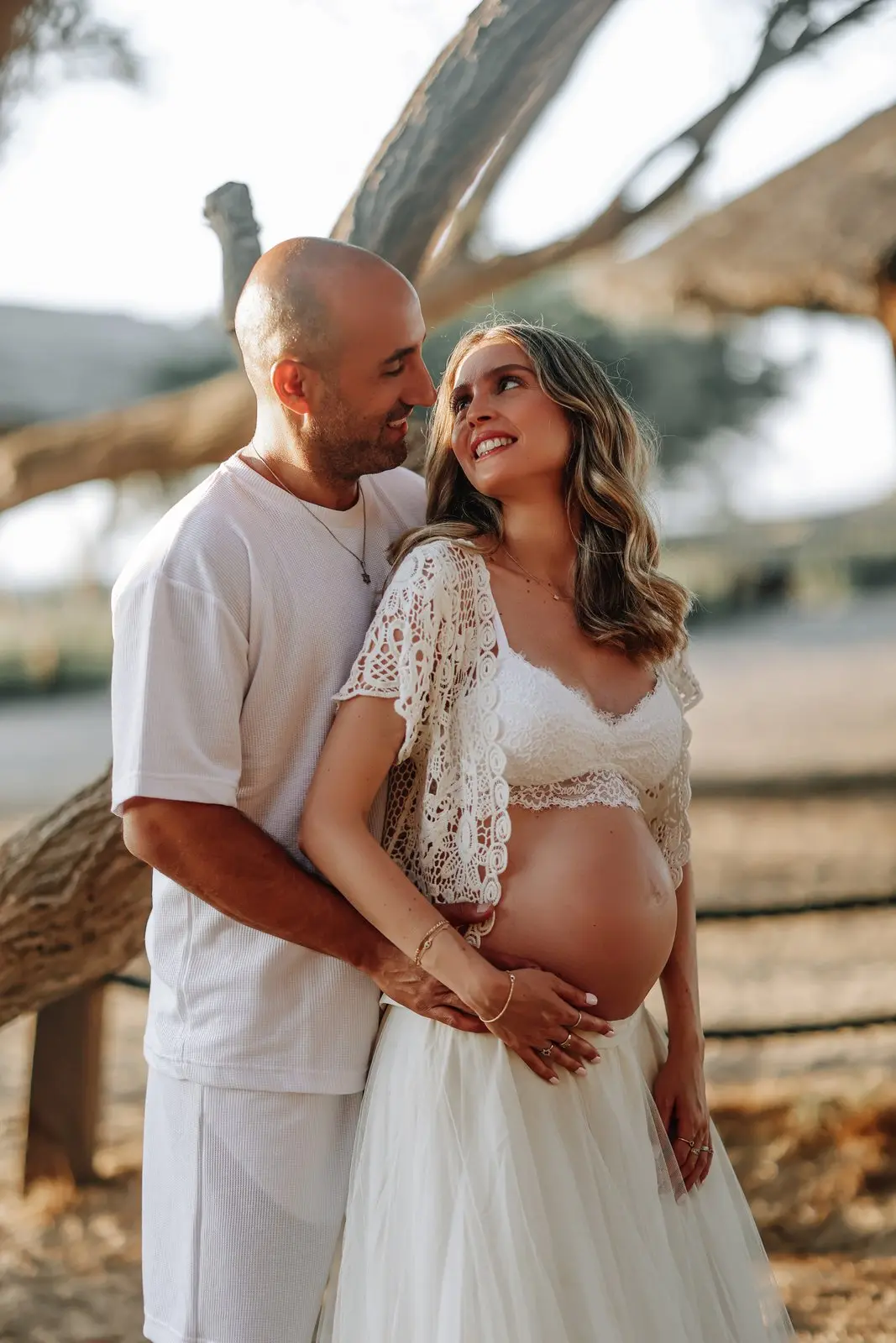 צילומי הריון עם שמלת תחרה בטבע