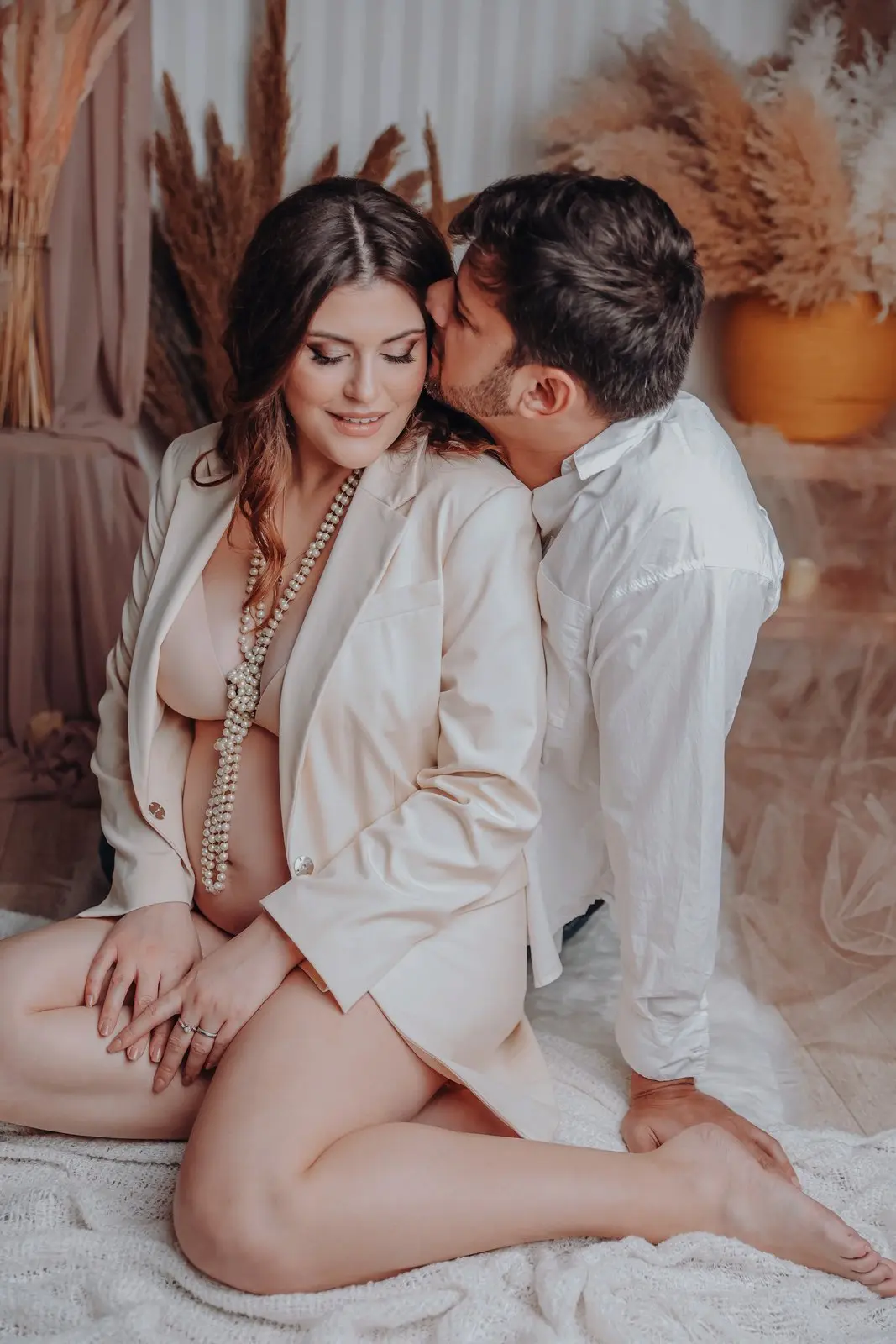 צילום הריון בסגנון נקי בסטודיו