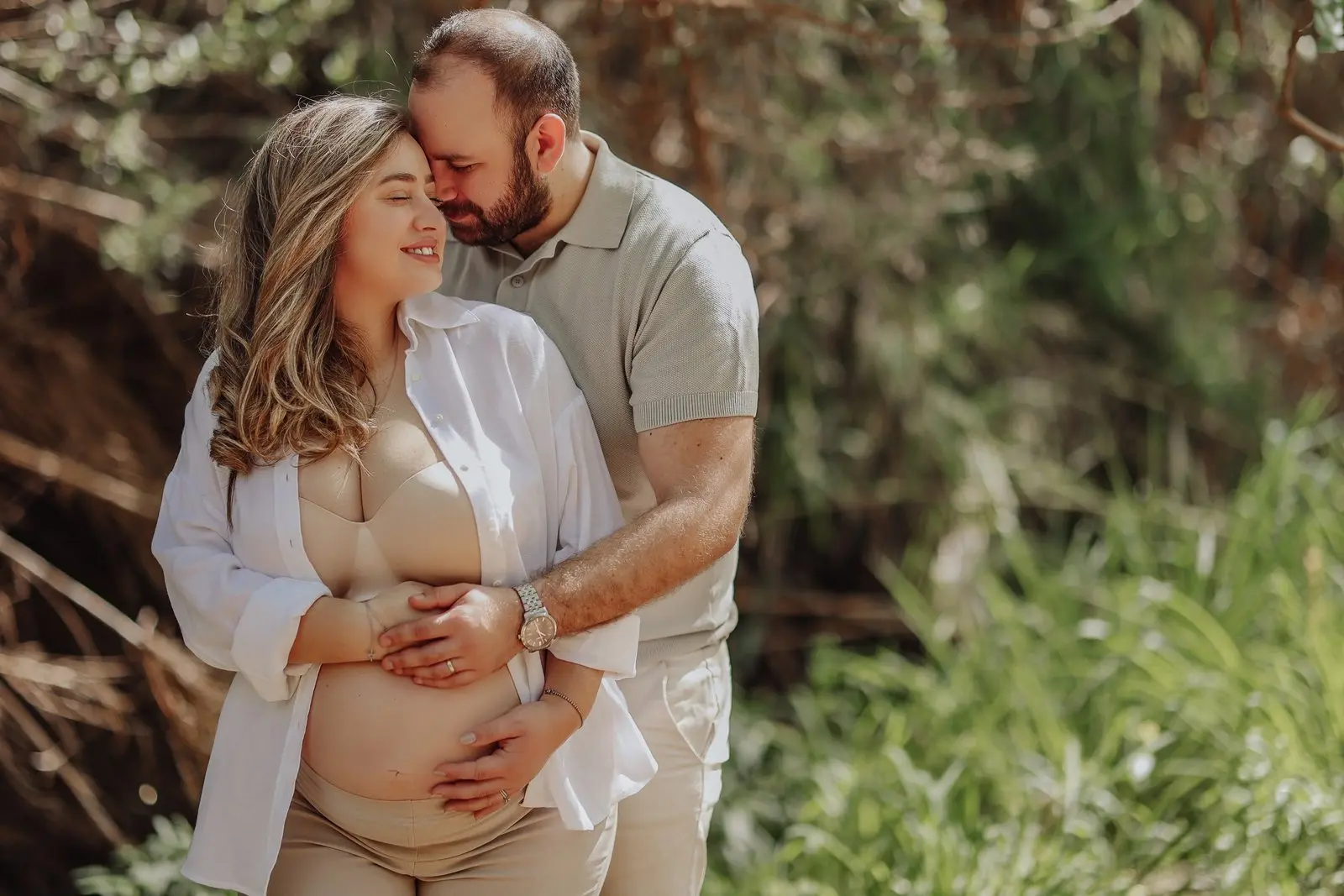 צילומי הריון עם בגדי הריון בטבע