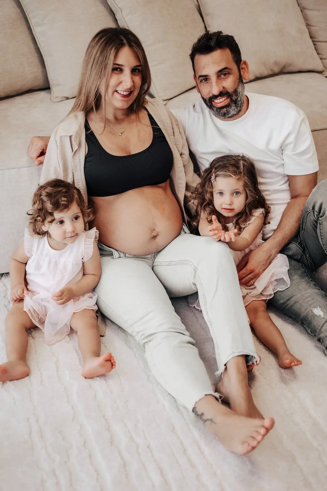 צילום הריון בסגנון אומנותי בבית