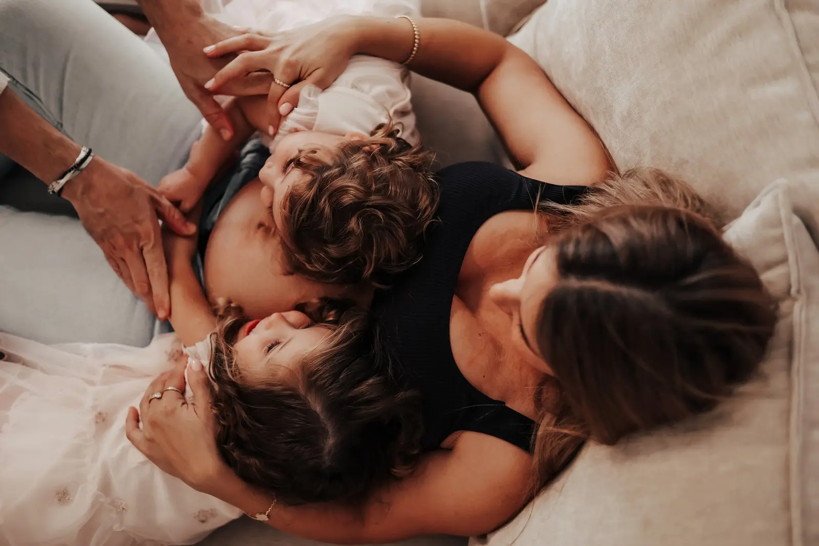 צילומי הריון עם בגדי הריון בבית