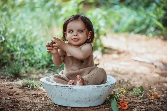 צילומי גיל שנה בטבע על שמיכה פרחונית