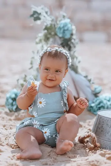 גיל שנה בטבע עם שמיים כחולים