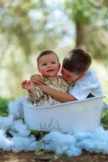גיל שנה בטבע עם עוגה על גזע עץ