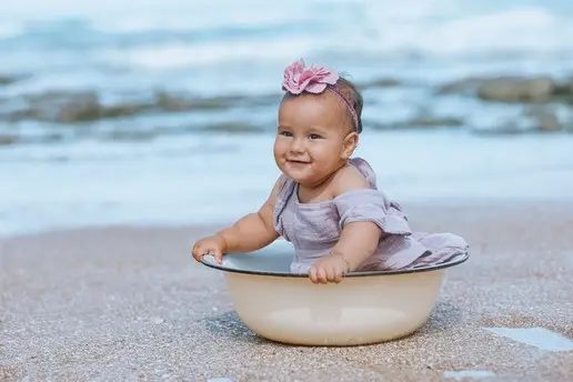 גיל שנה בטבע עם בלונים באוויר