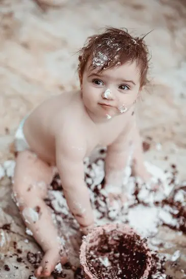 צילומי גיל שנה בטבע עם זר פרחים