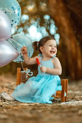 גיל שנה בטבע עם עגלת בובות ישנה