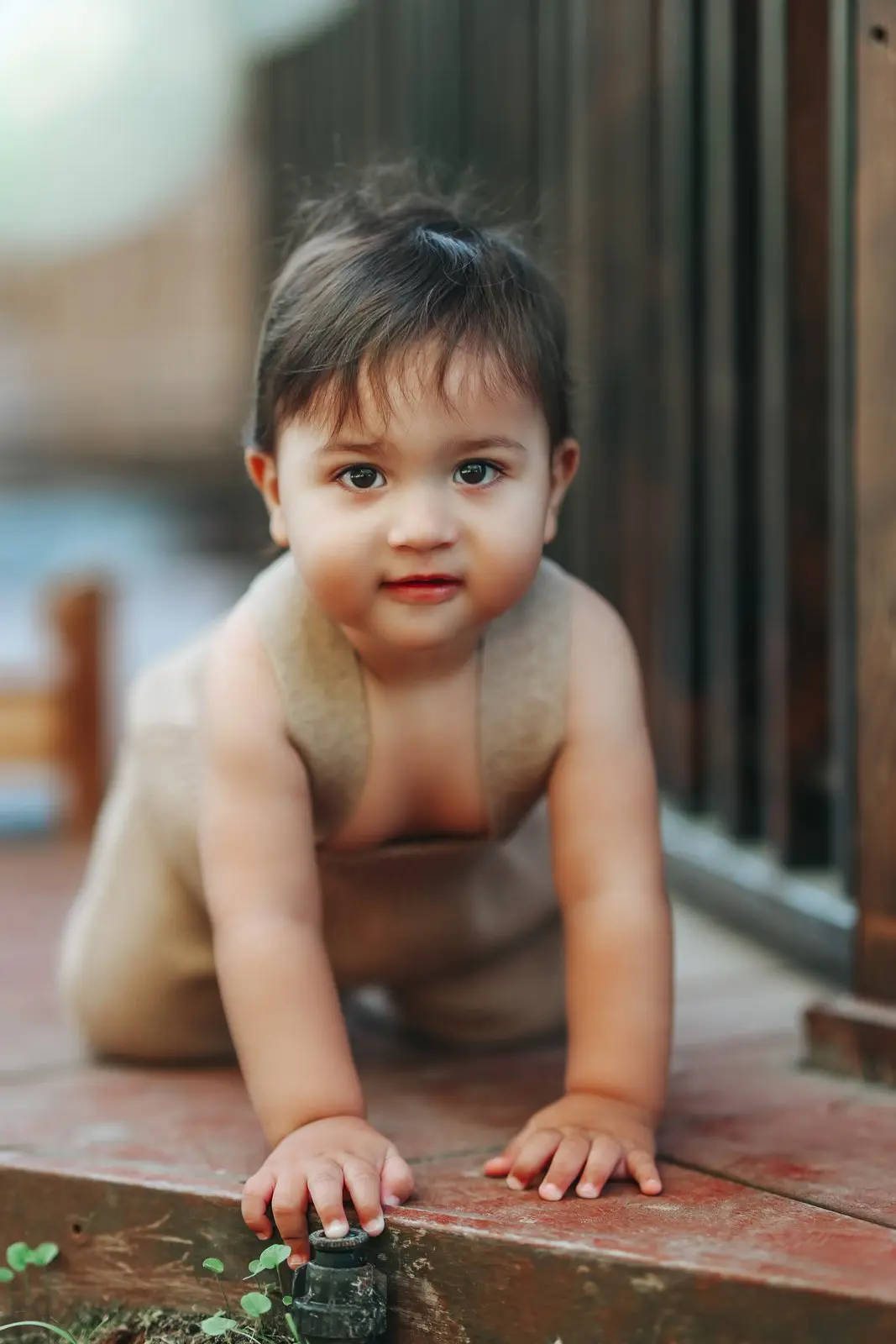 תינוק עם זר על הראש בטבע