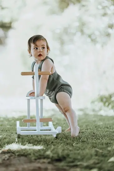 גיל שנה בטבע עם בועות סבון בשקיעה