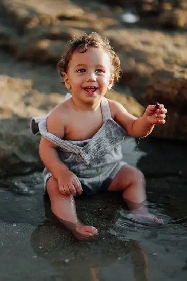 חיבוק משפחתי בטבע