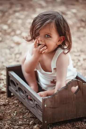 צילומי גיל שנה בטבע עם חיות קטנות