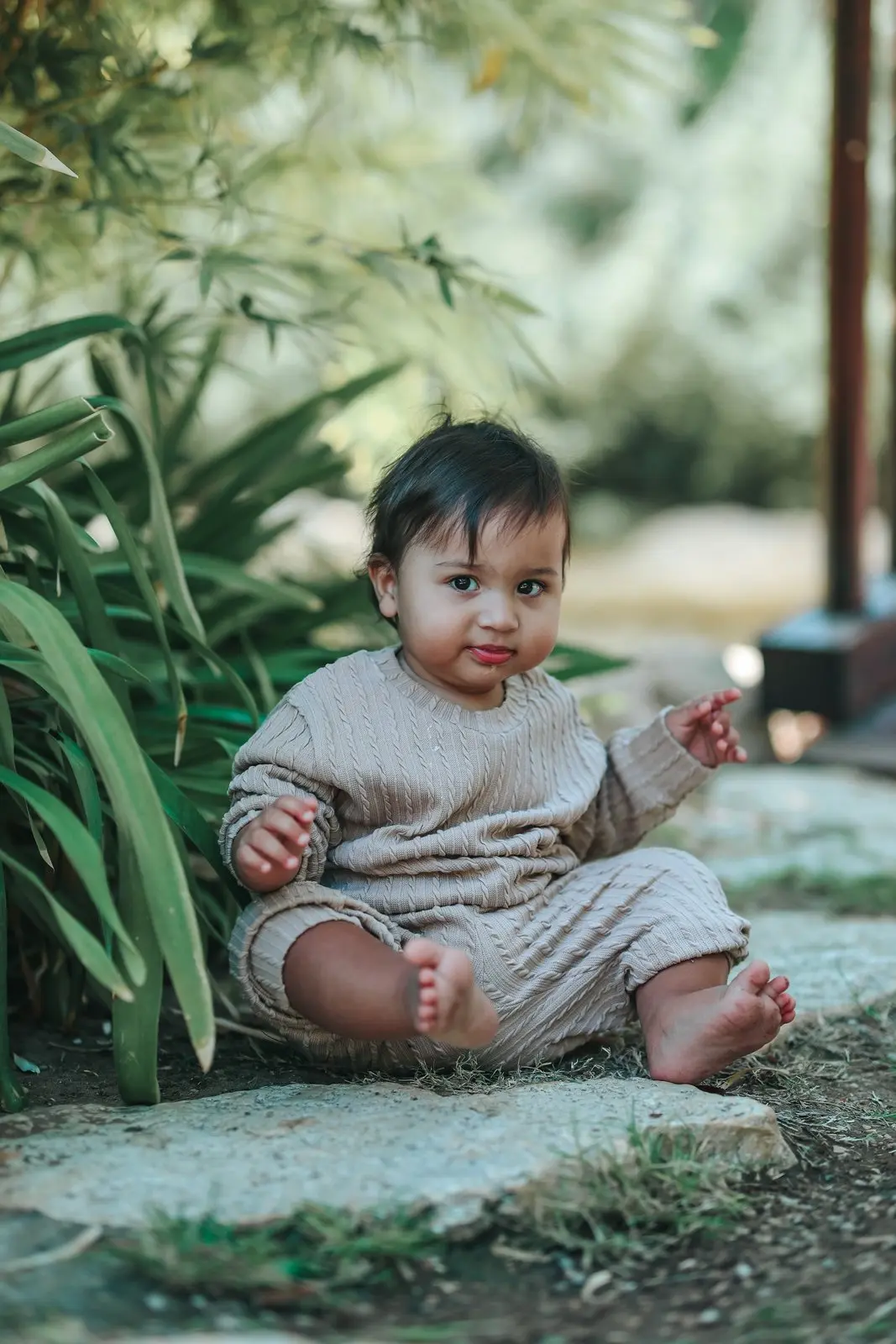 תינוק על דשא ירוק עם עוגה פתוחה