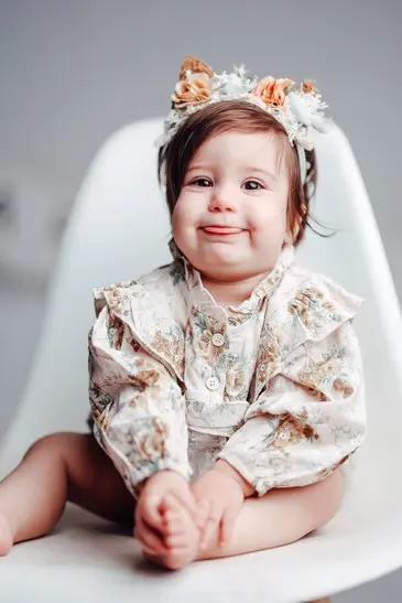 צילומים לגיל שנה עם בגדים חגיגיים