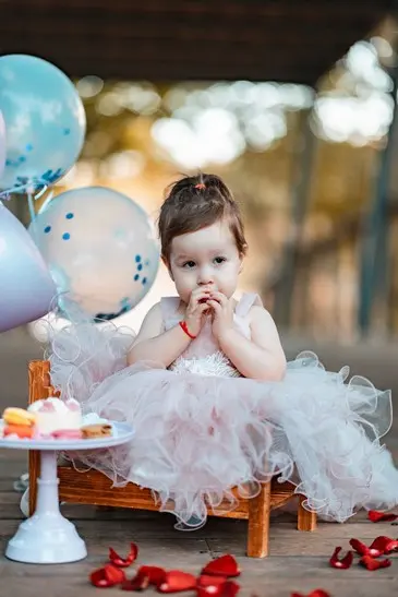 גיל שנה בטבע עם שמלה ורודה