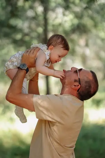 משפחה בטבע מחובקת