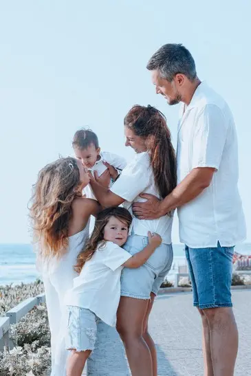 תמונה של משפחה בטבע