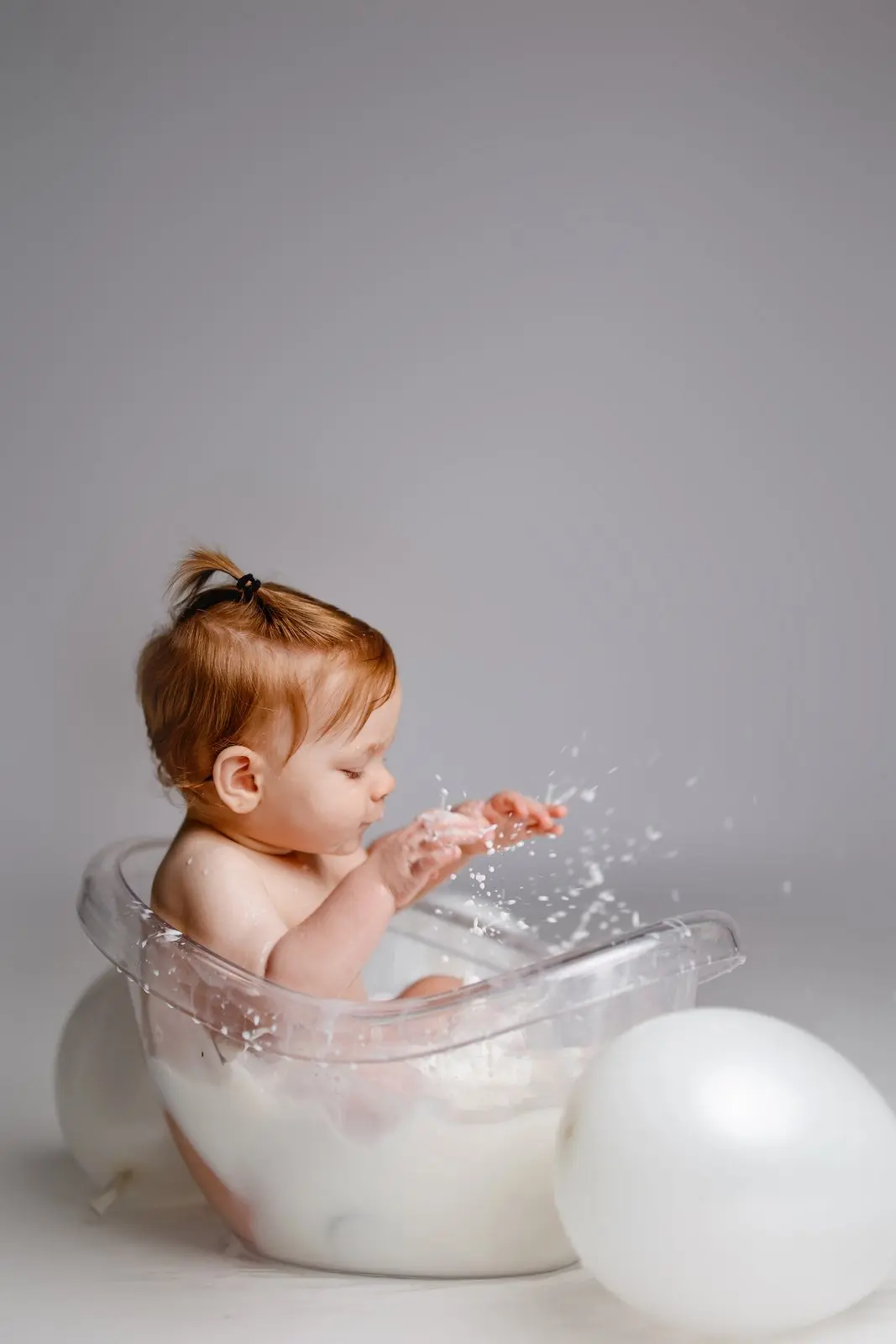 צילומים גיל שנה על רקע פרחים